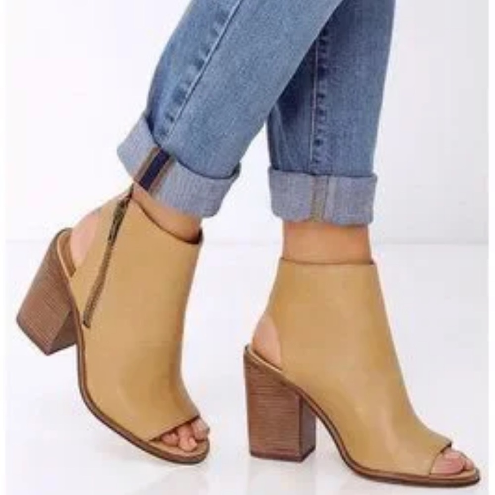 EUC STEVE MADDEN terraa peep toe tan leather heels size 8